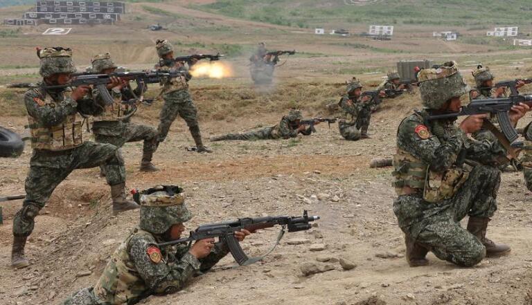 金正恩观摩朝鲜军队各兵种战术综合训练