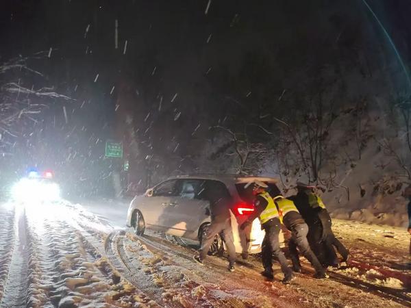 简篇-雪中有“警” 景中有“情 八大队风雪中坚守 护航平安路!