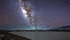 在佩枯错邂逅银河与流星