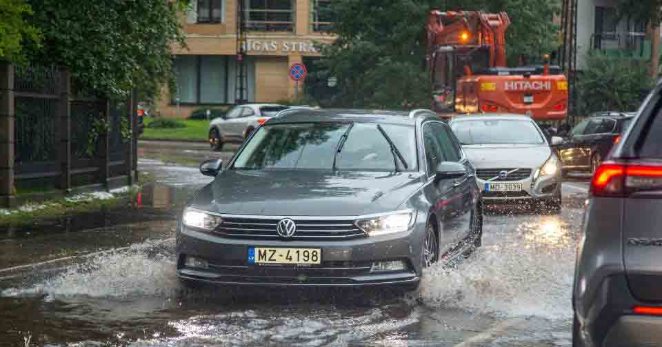 拉脱维亚里加遭遇雷暴天气